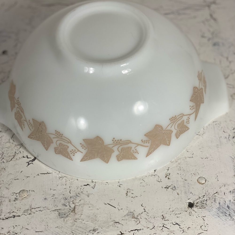 443 Pyrex Sandalwood 2.5Qt Cinderella Mixing Bowl